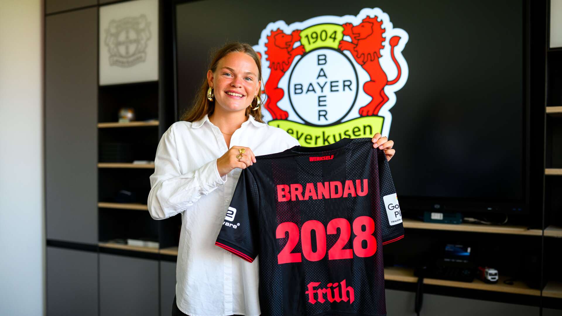 Justine Brandau mit ihrem neuen Trikot