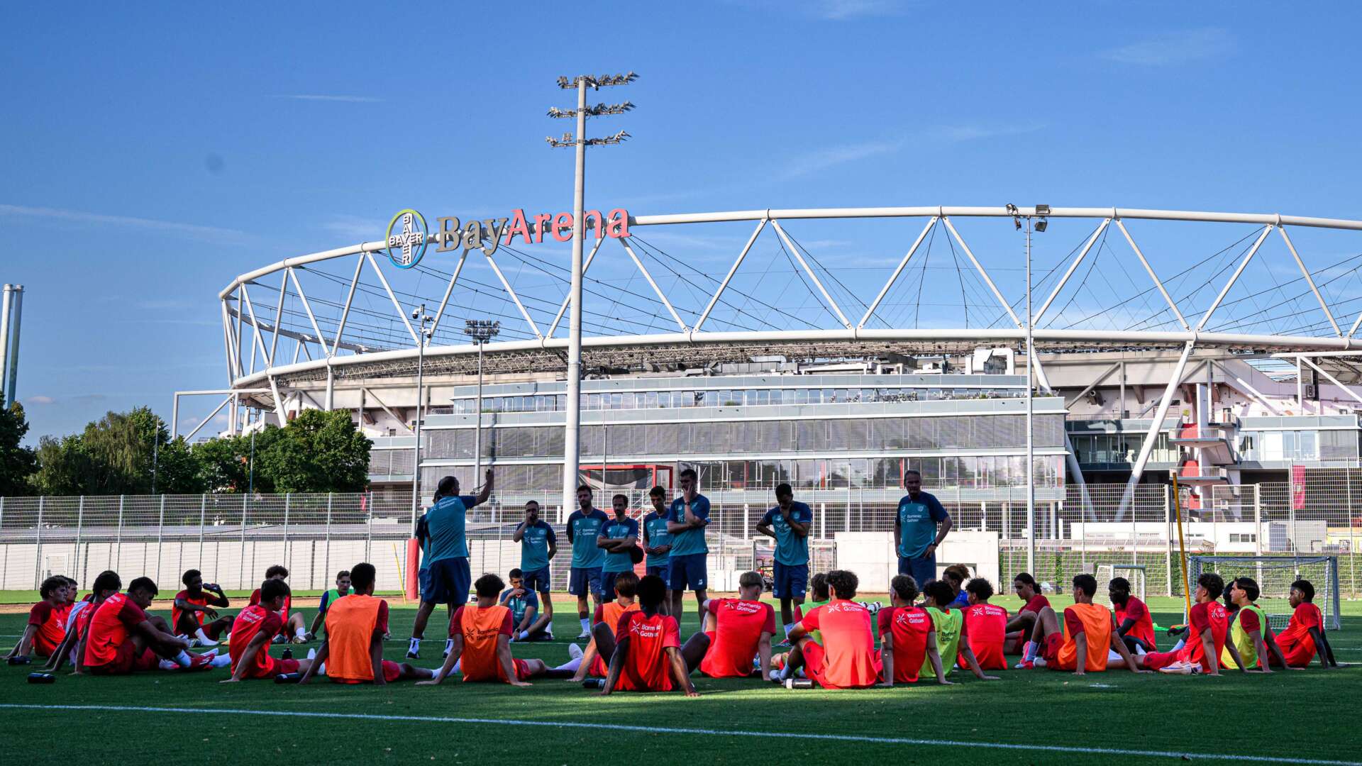 U19 von Bayer 04 vor der BayArena
