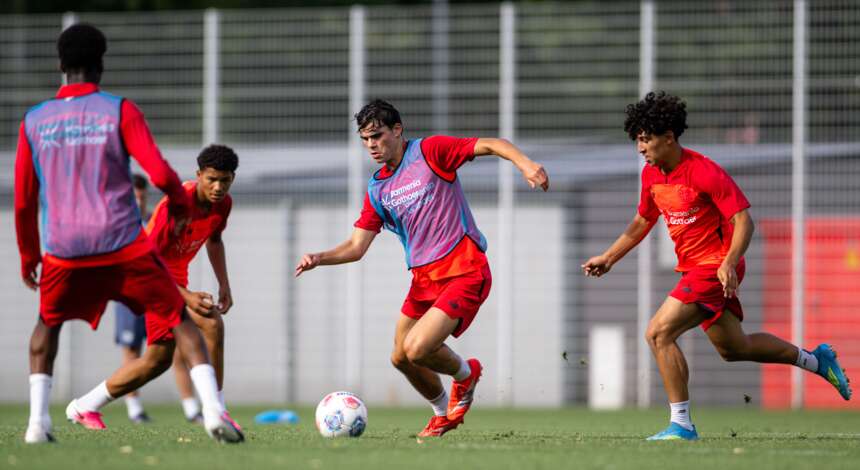 U17 von Bayer 04 beim Training