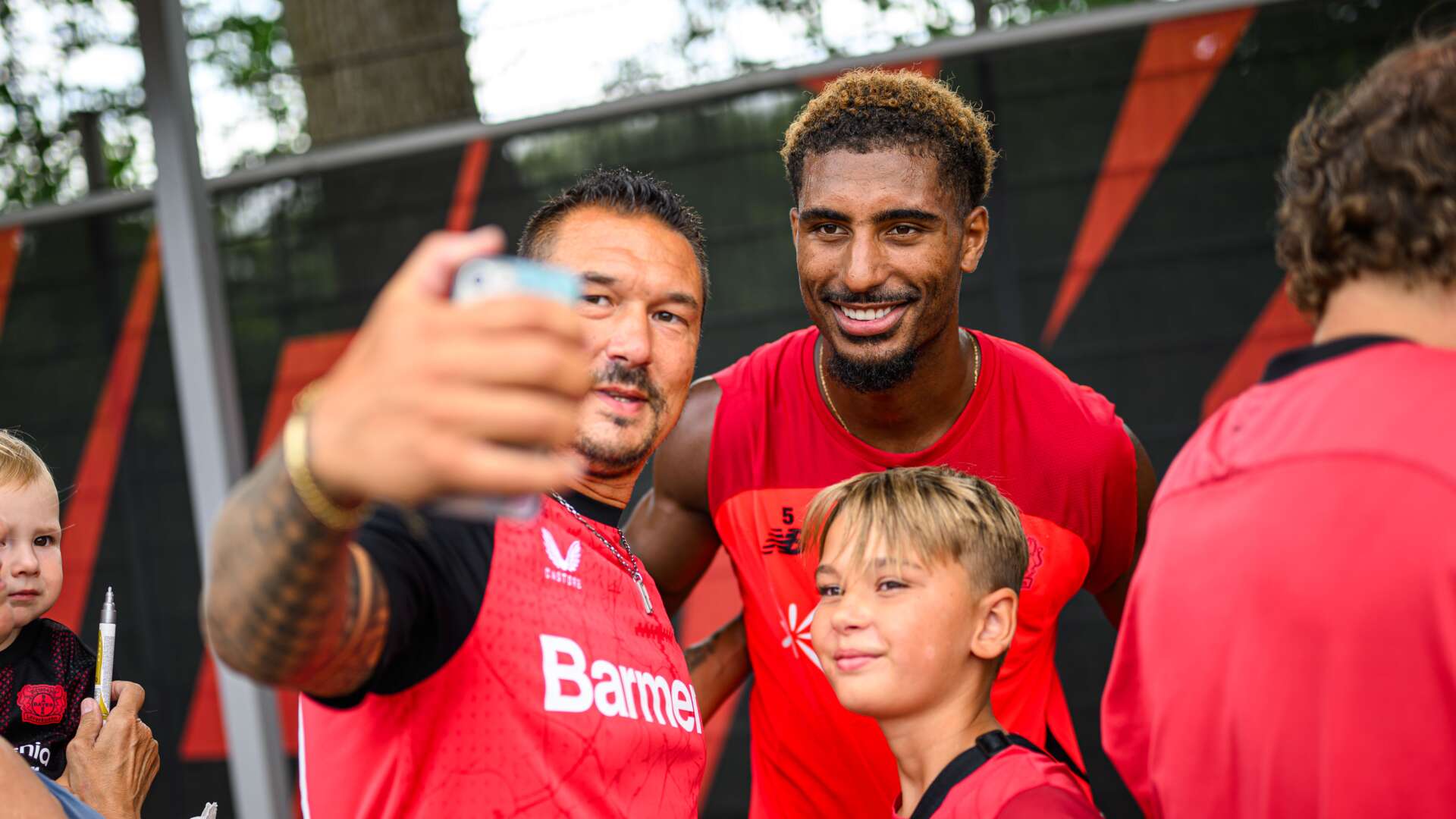Loic Badé mit Fan