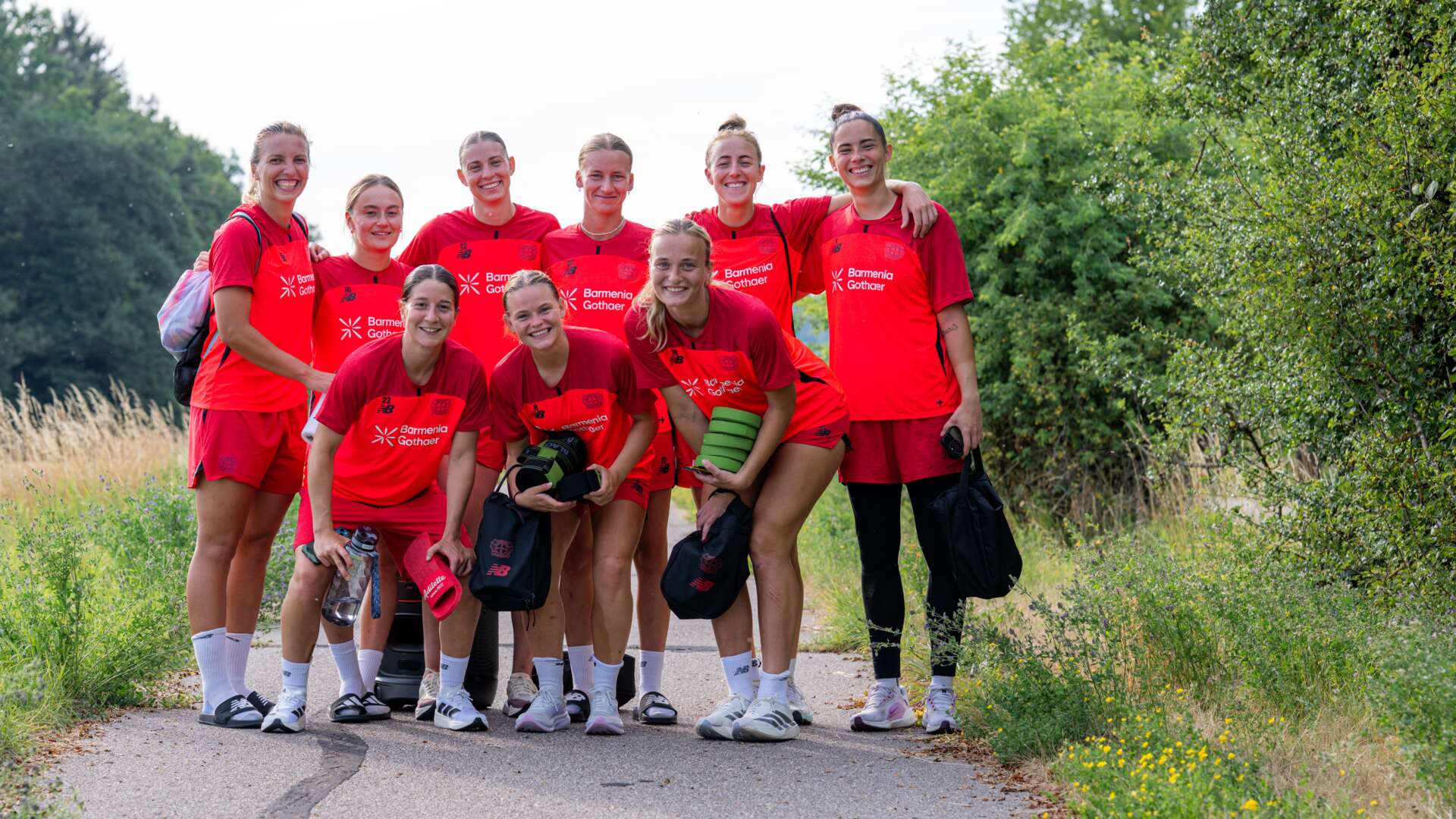 Gruppenbild auf dem Weg zum Trainingsplatz