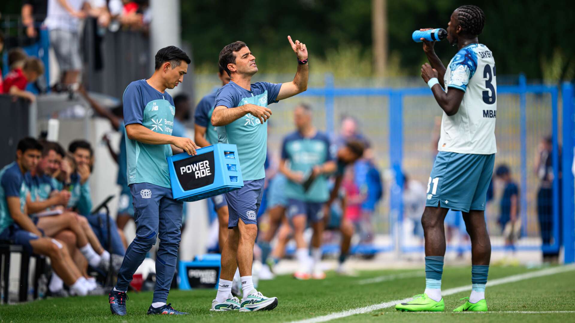Carles Martínez mit Noah Mbamba
