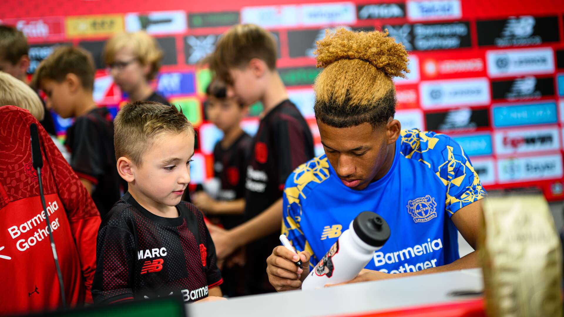 Simeon Rapsch gibt ein Autogramm