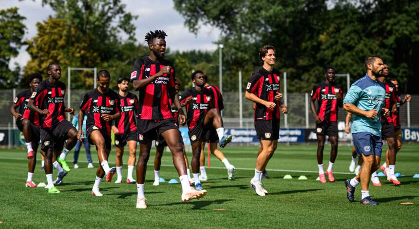 Training der Werkself im neuen Heimtrikot