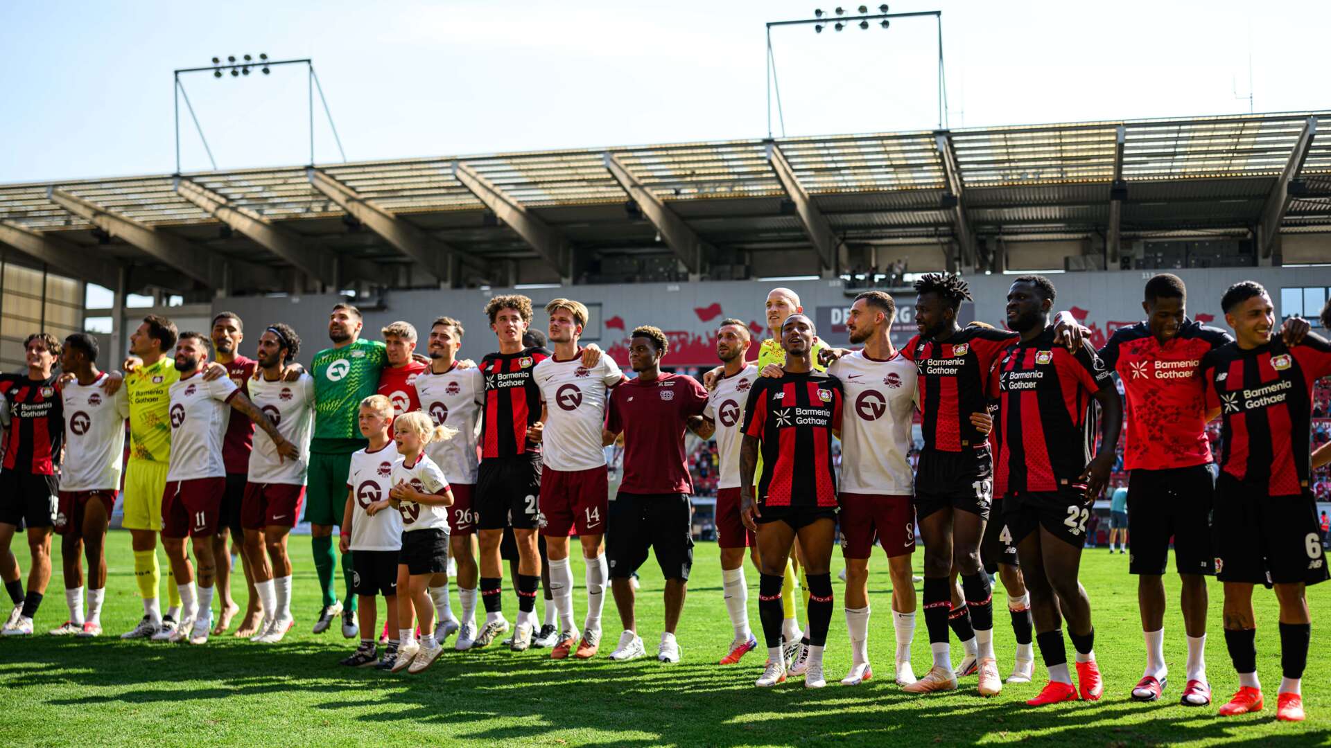 Spieler und Fans von Bayer 04 und Kickers Offenbach