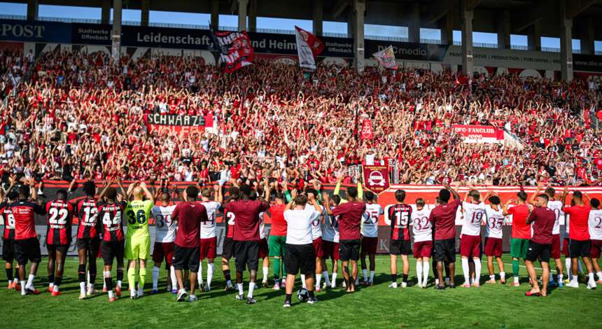 Spieler und Fans von Bayer 04 und Kickers Offenbach