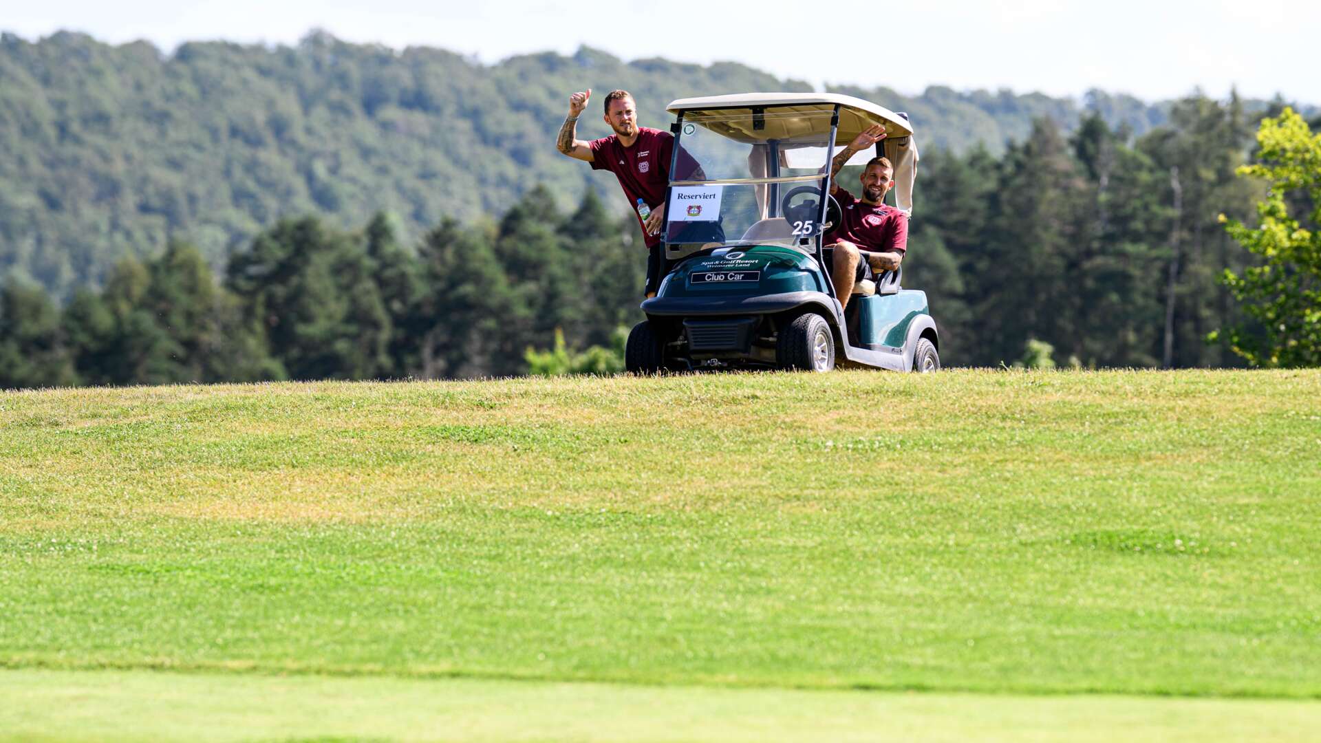 Mark Flekken und Robert Andrich beim Golf