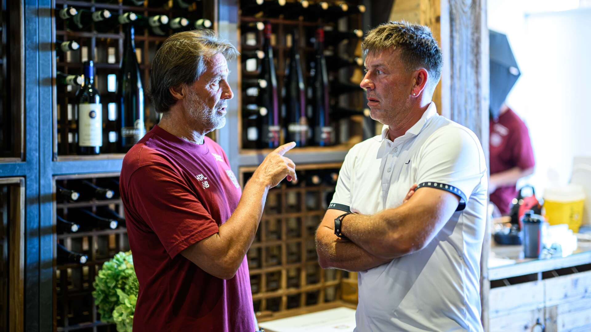 Bernd Schneider im Mannschaftshotel im Trainingslager mit Hans-Peter Lehnhoff
