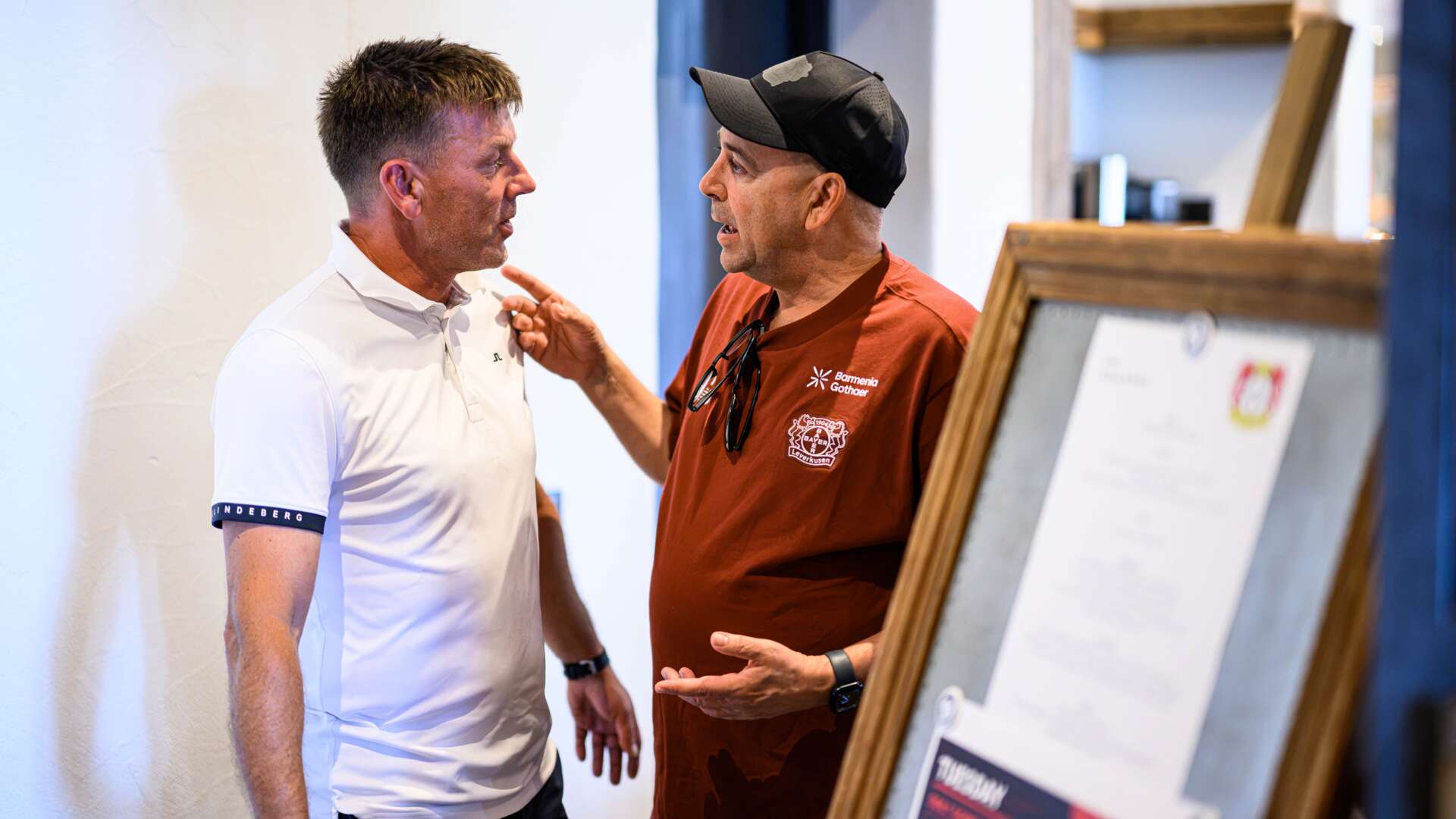 Bernd Schneider im Mannschaftshotel im Trainingslager mit Fernando Carro