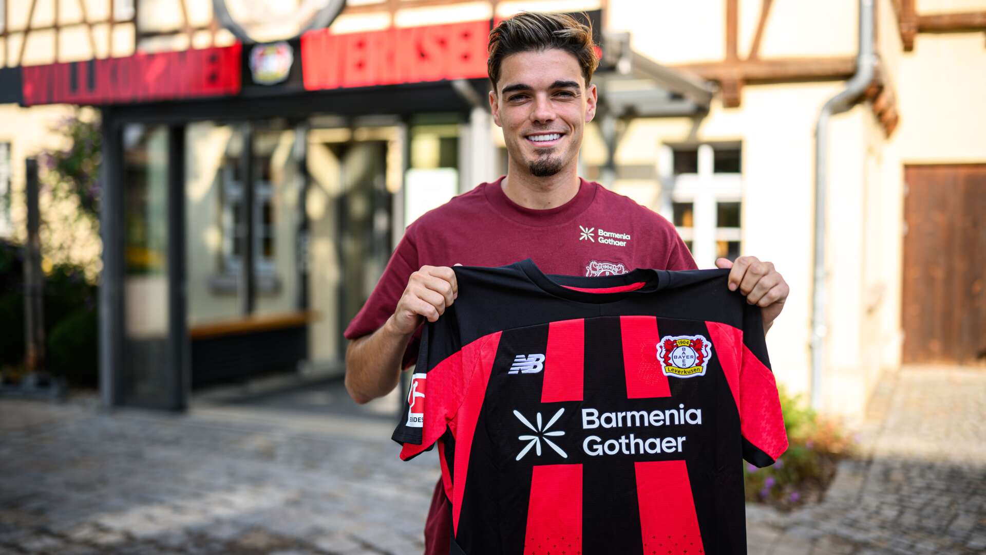 Miguel Gutiérrez mit dem Bayer 04-Trikot