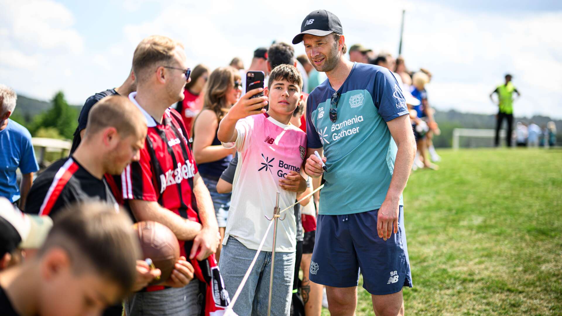 Geschäftsführer Sport Simon Rolfes mit den Fans