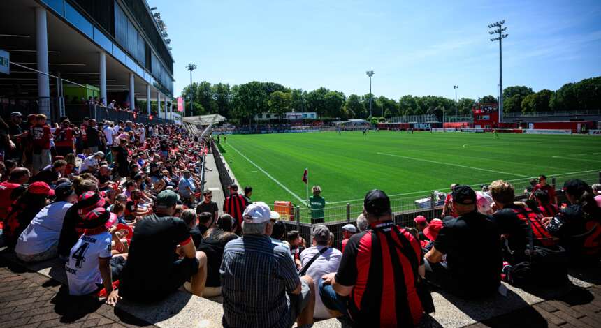 Fans im Ulrich-Haberland-Stadion