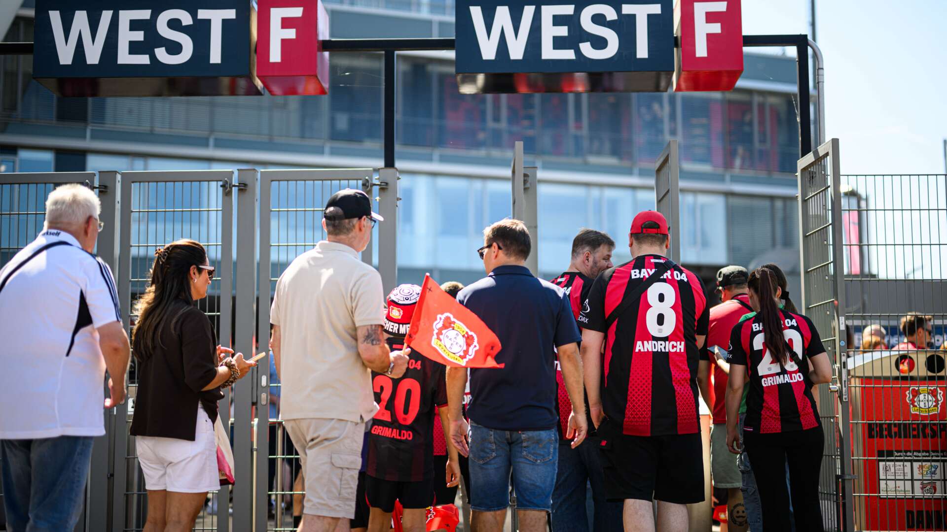 Fans bei der Saisoneröffnung