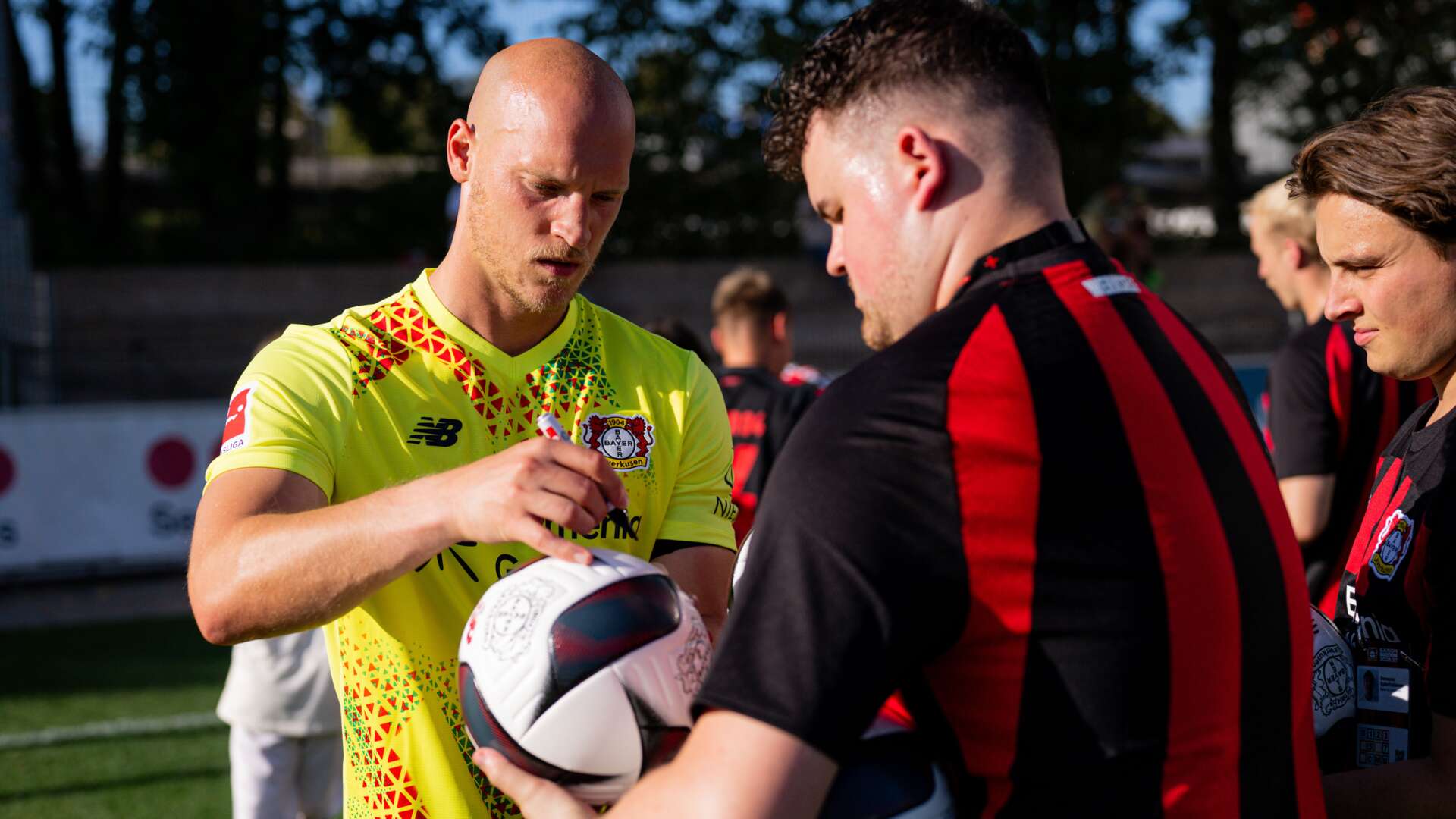 Niklas Lomb signiert Ball