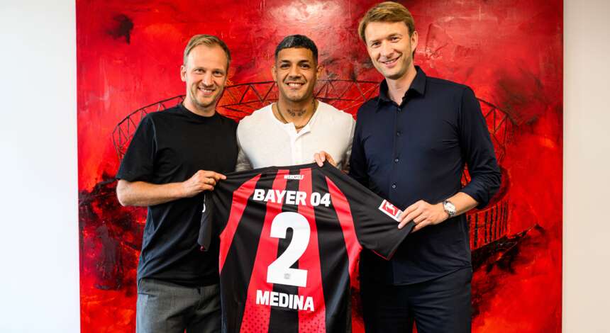Facundo Medina mit Simon Rolfes und Kim Falkenberg