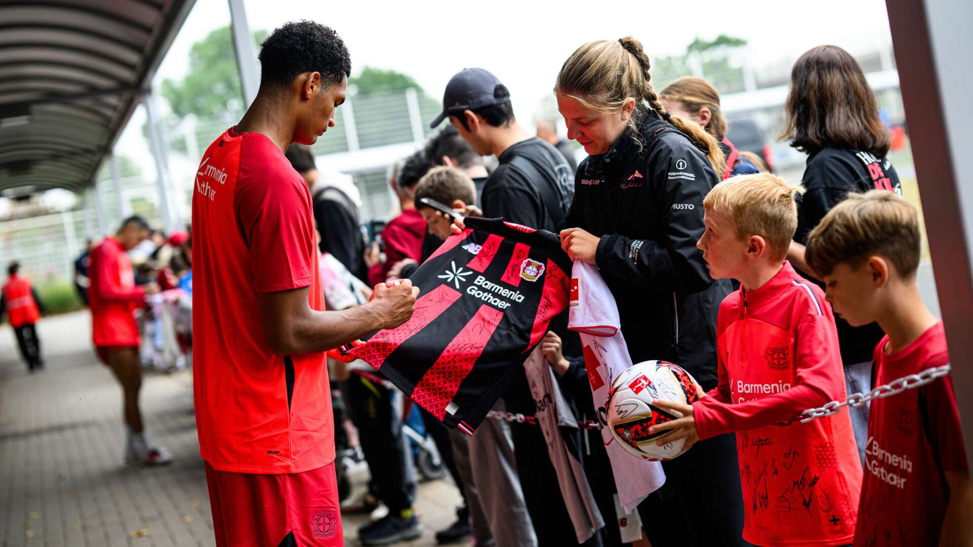 Jarell Quansah bei den Fans
