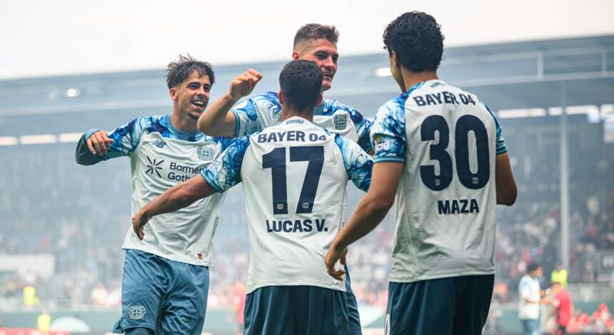 Die Werkself bejubelt das 2:0 in Wiesbaden