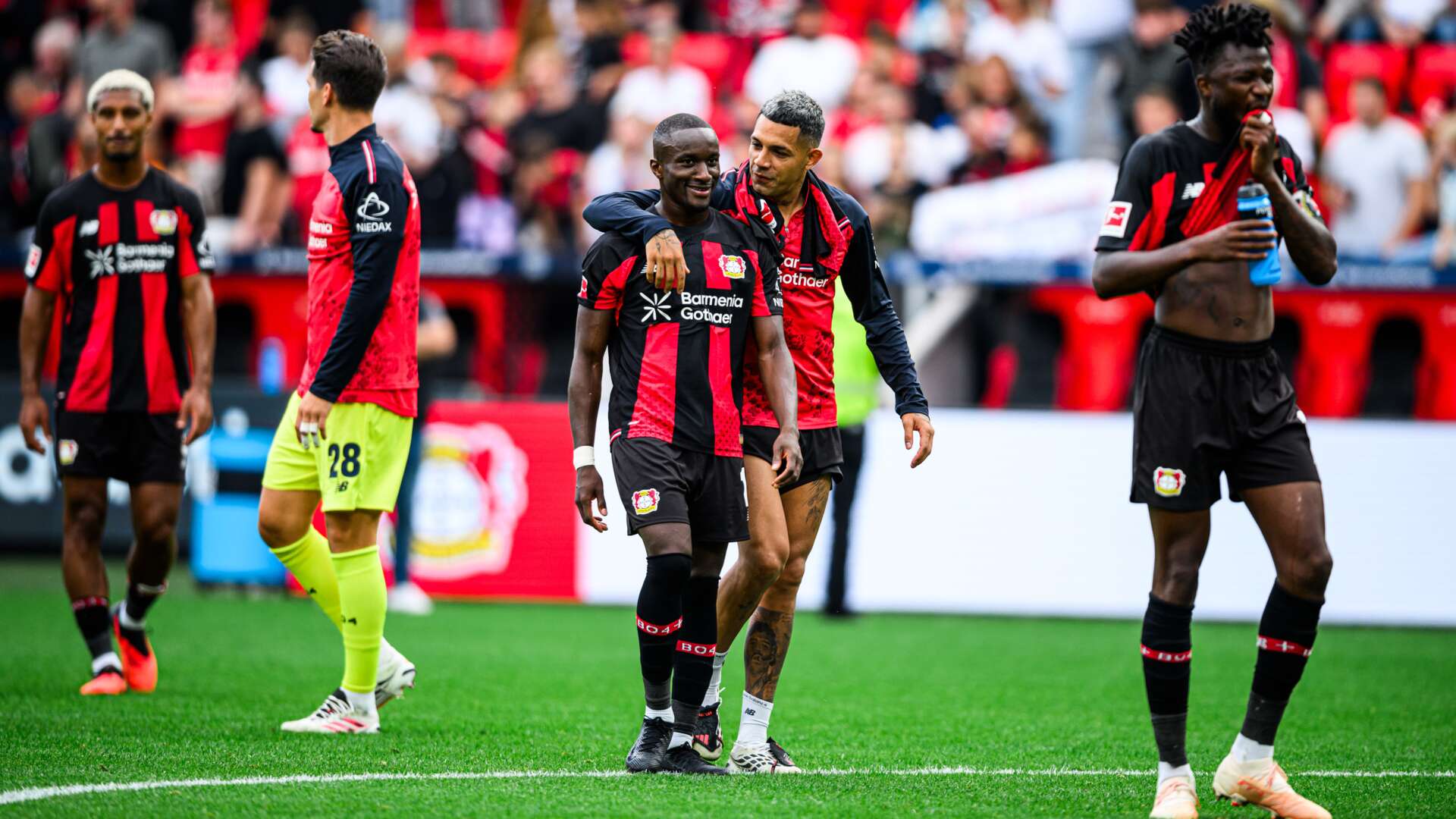 Moussa Diaby mit Facundo Medina