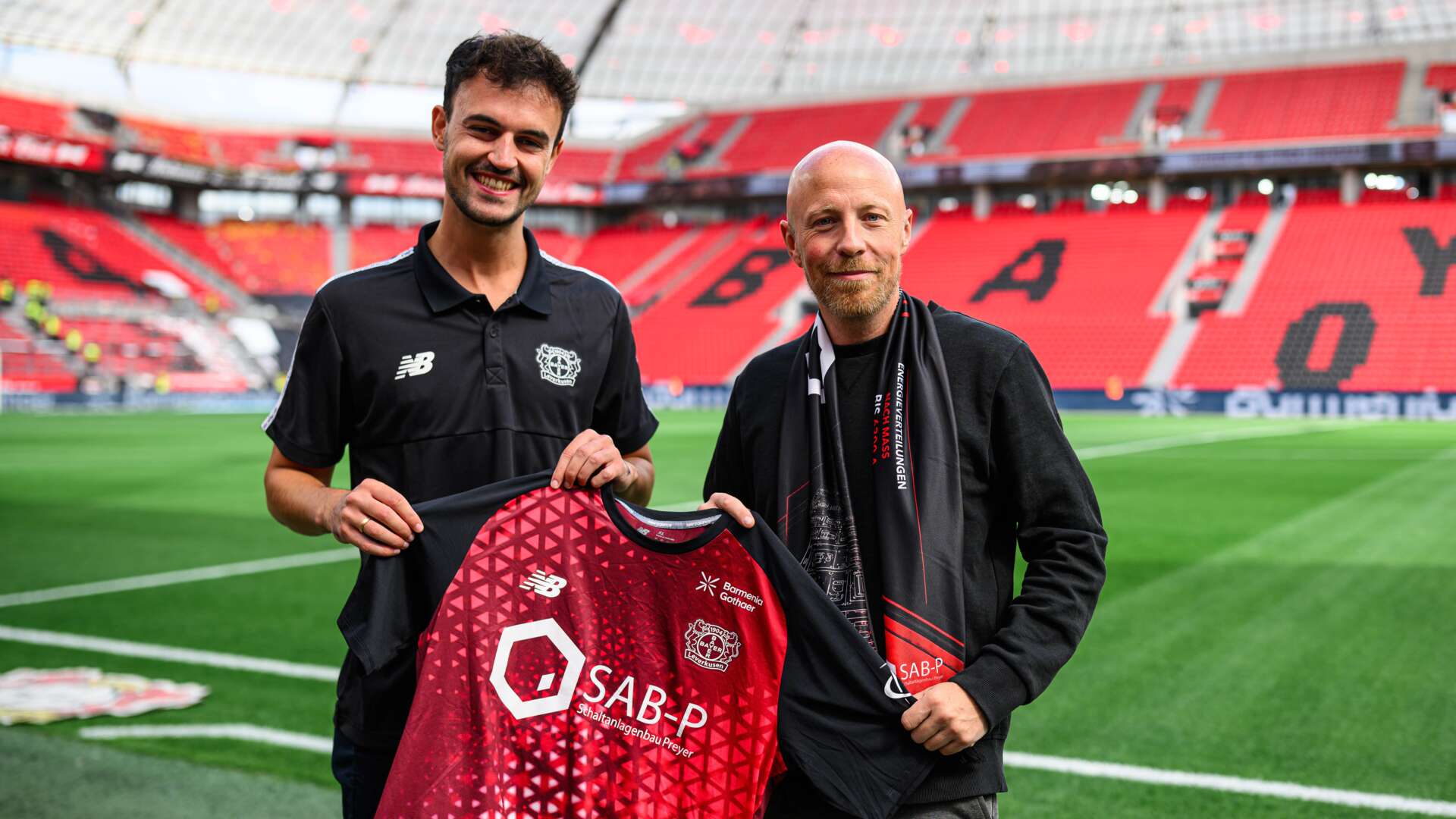 Niclas Albers, Trainer der Inklusionswerkself, mit Partner SAB-P