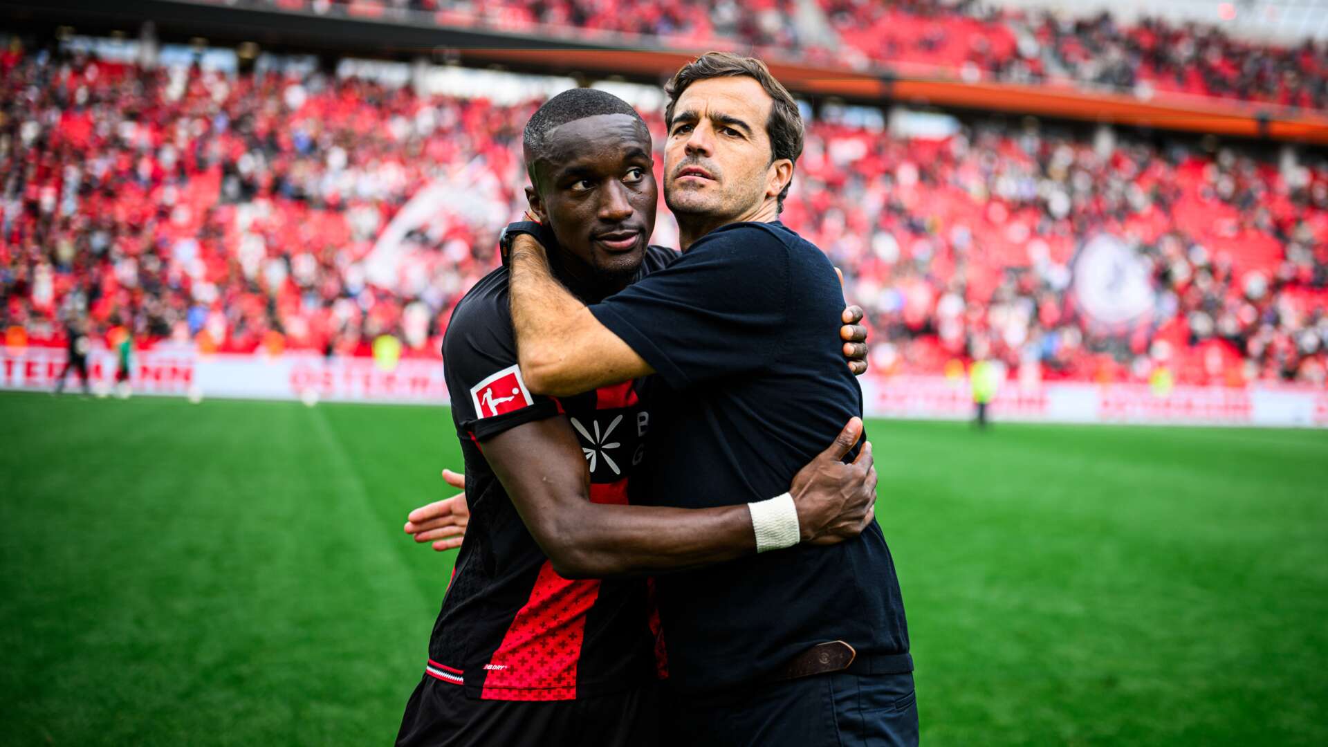 Moussa Diaby mit Carles Martínez