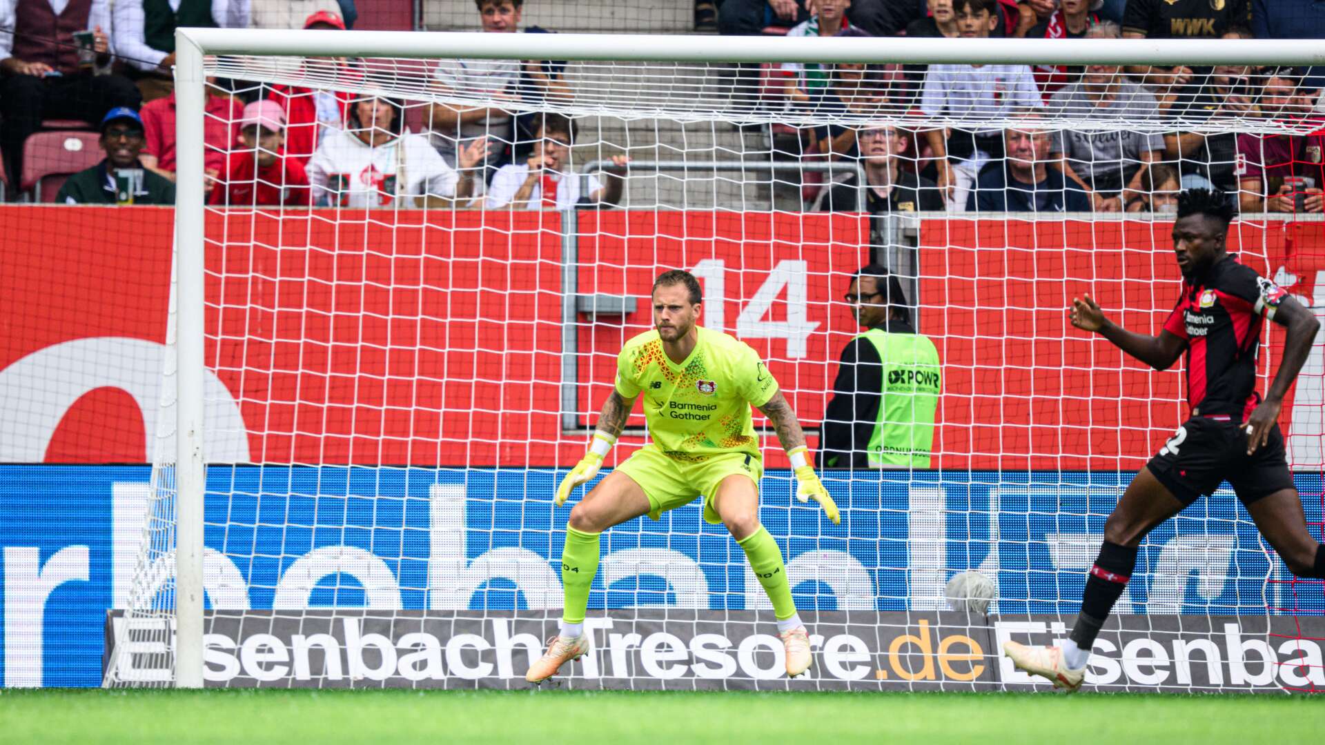 Mark Flekken positioniert sich im Duell mit Augsburg