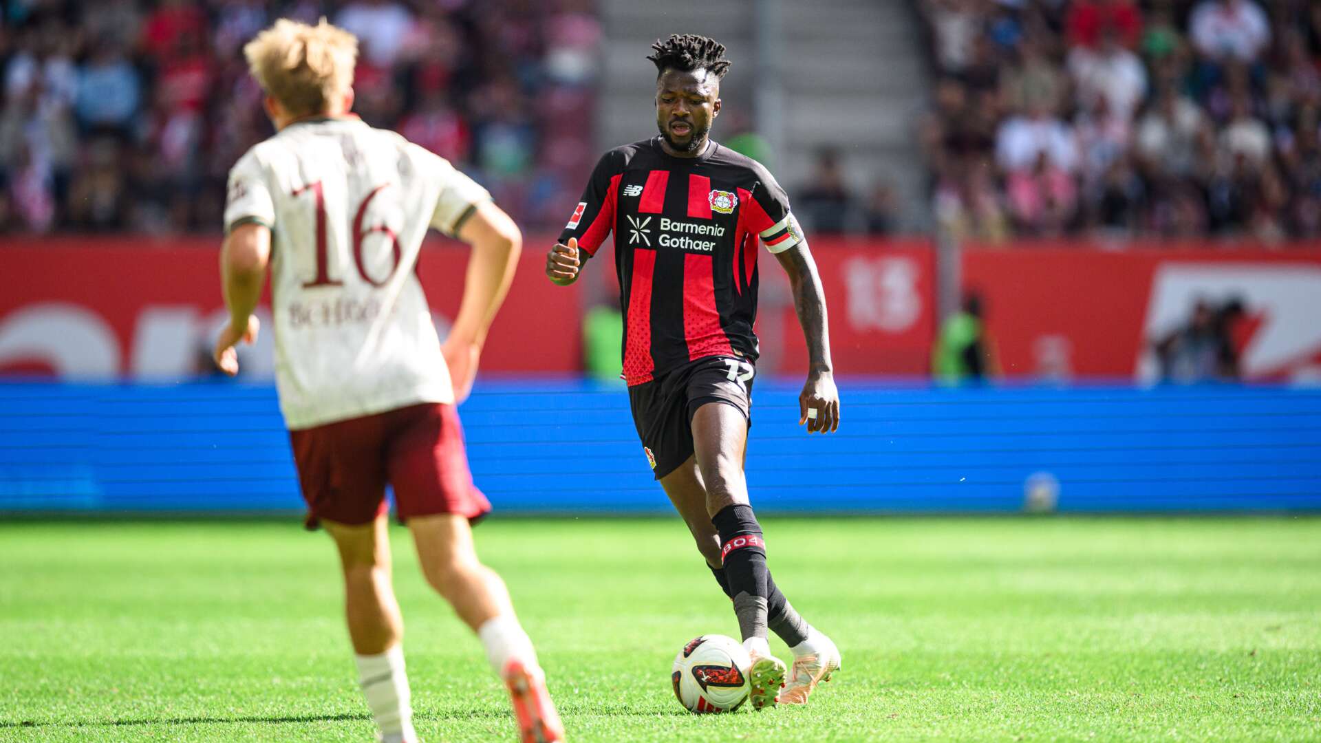 Edmond Tapsoba mit dem Ball am Fuß