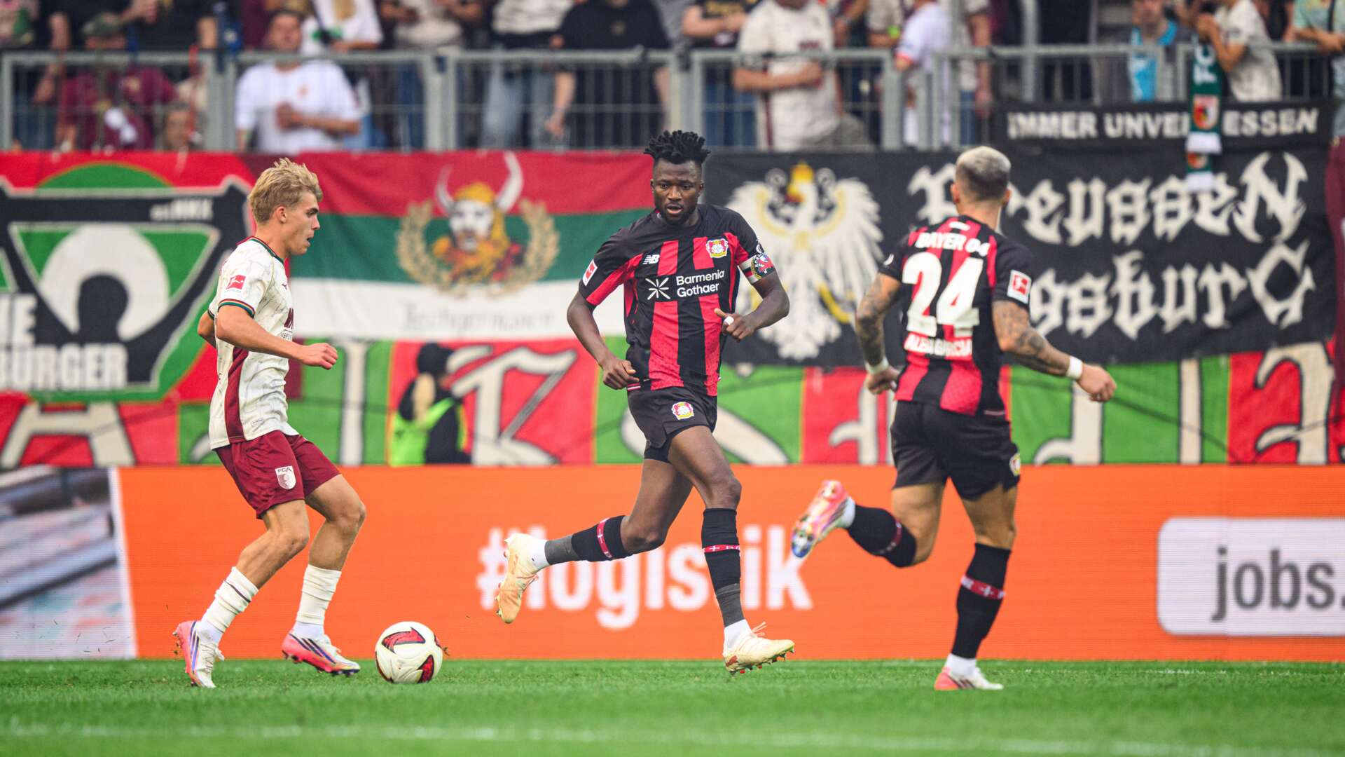 Edmond Tapsoba blickt auf den Ball