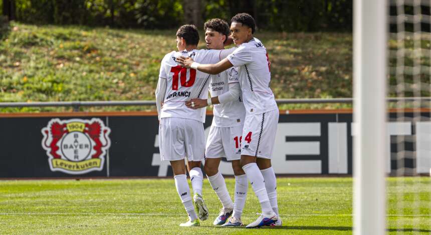 Die U17 von Bayer 04 jubelt gegen Wehen Wiesbaden