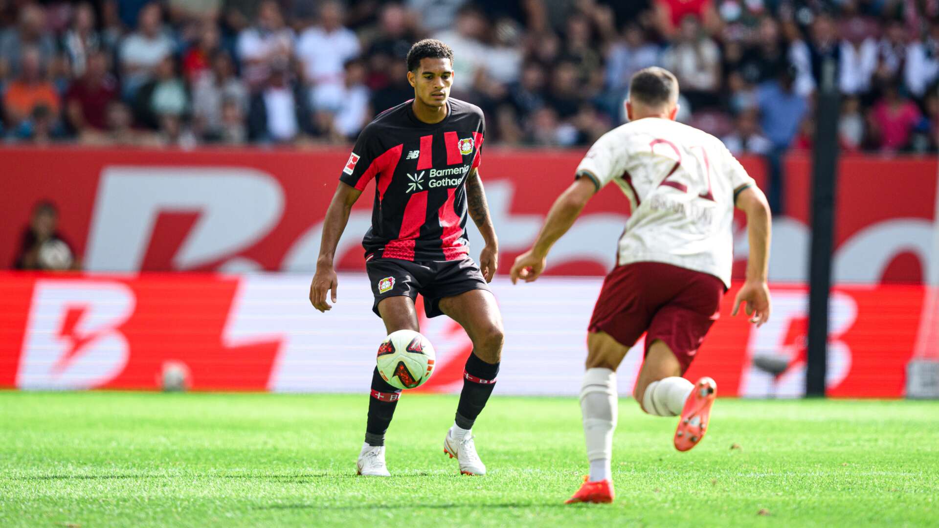 Jarell Quansah gegen Augsburg Arijon Ibrahimovic