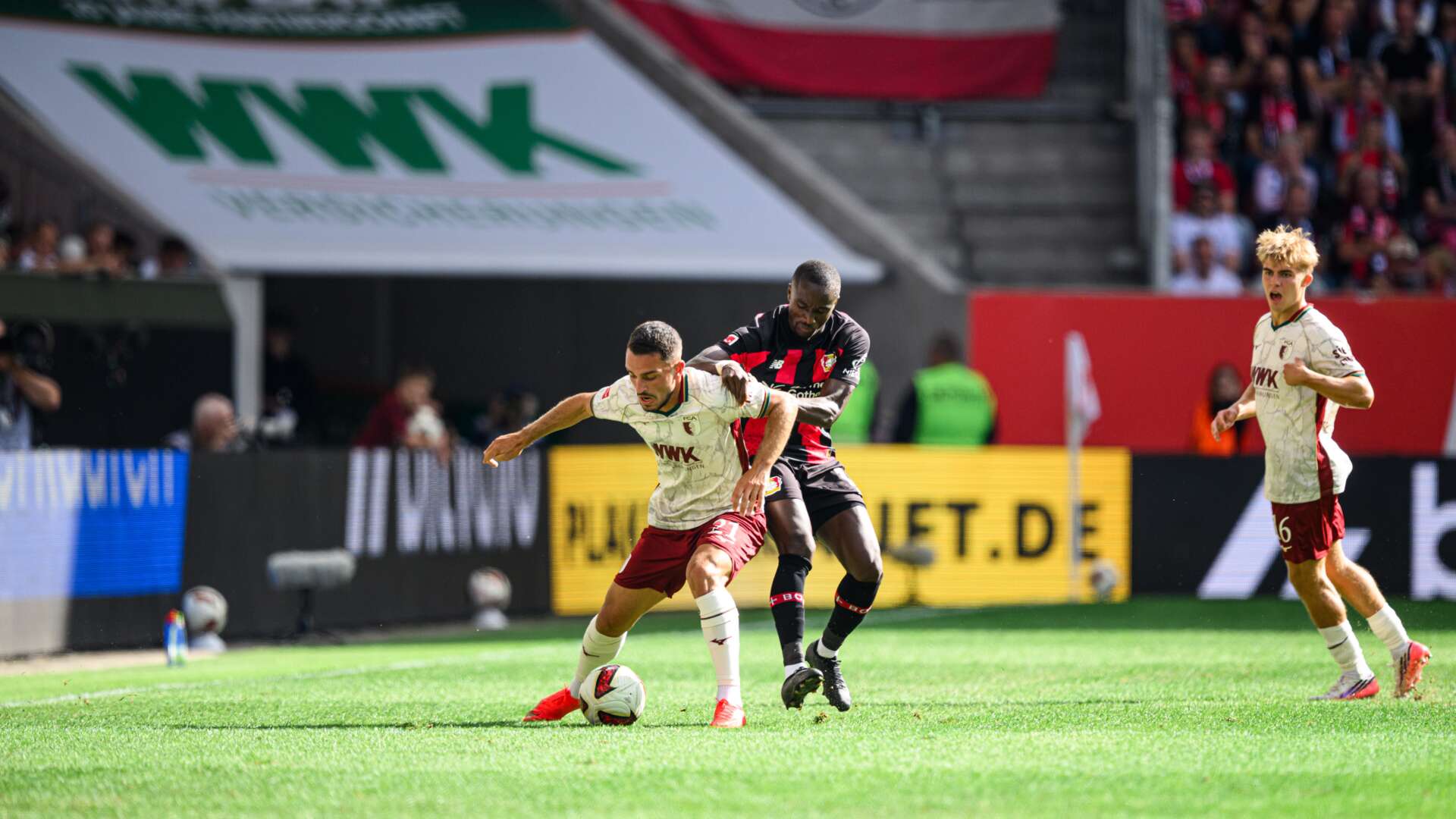 Moussa Diaby im Duell mit seinem Gegenmann