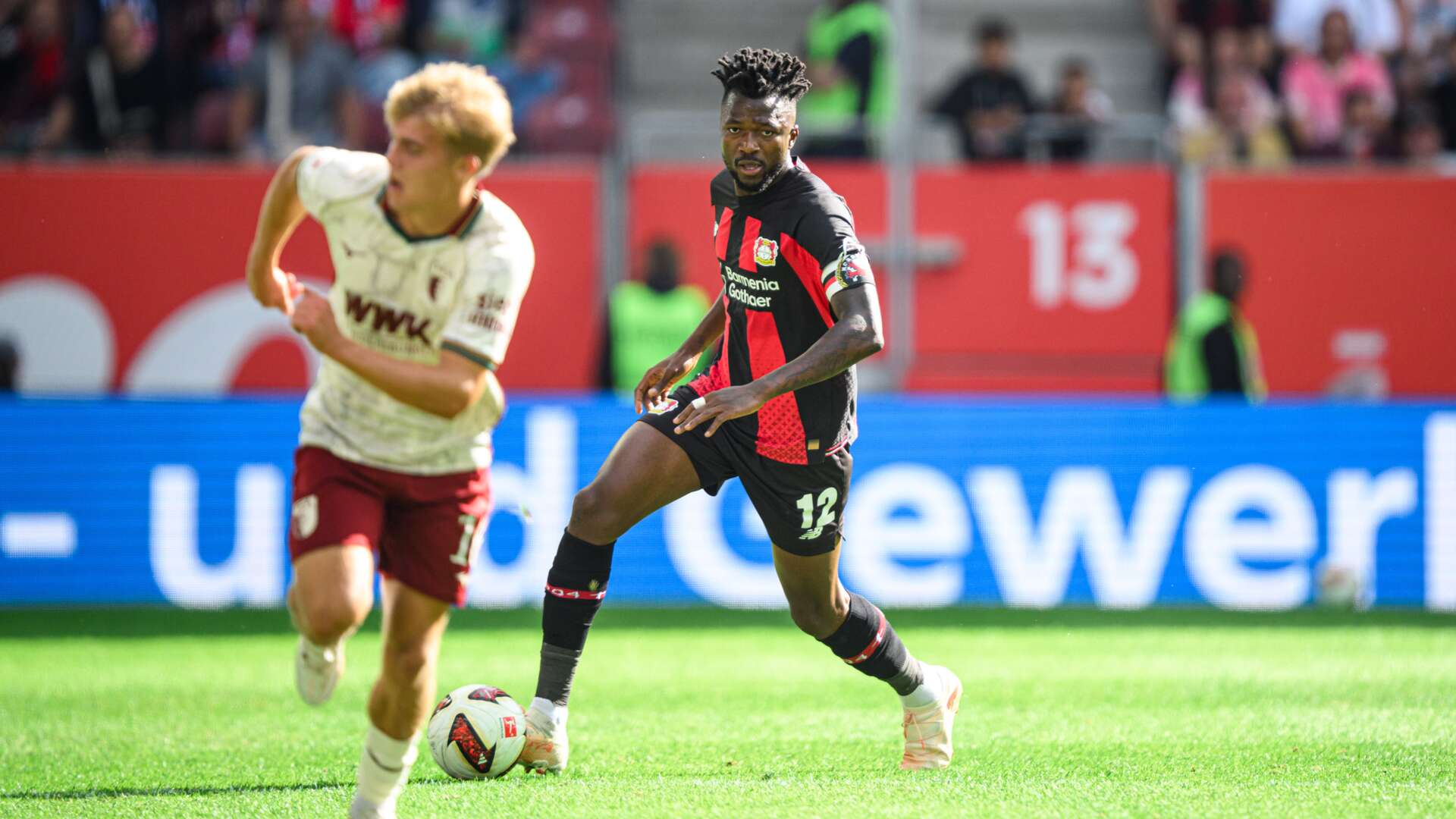 Edmond Tapsoba treibt den Ball nach vorne