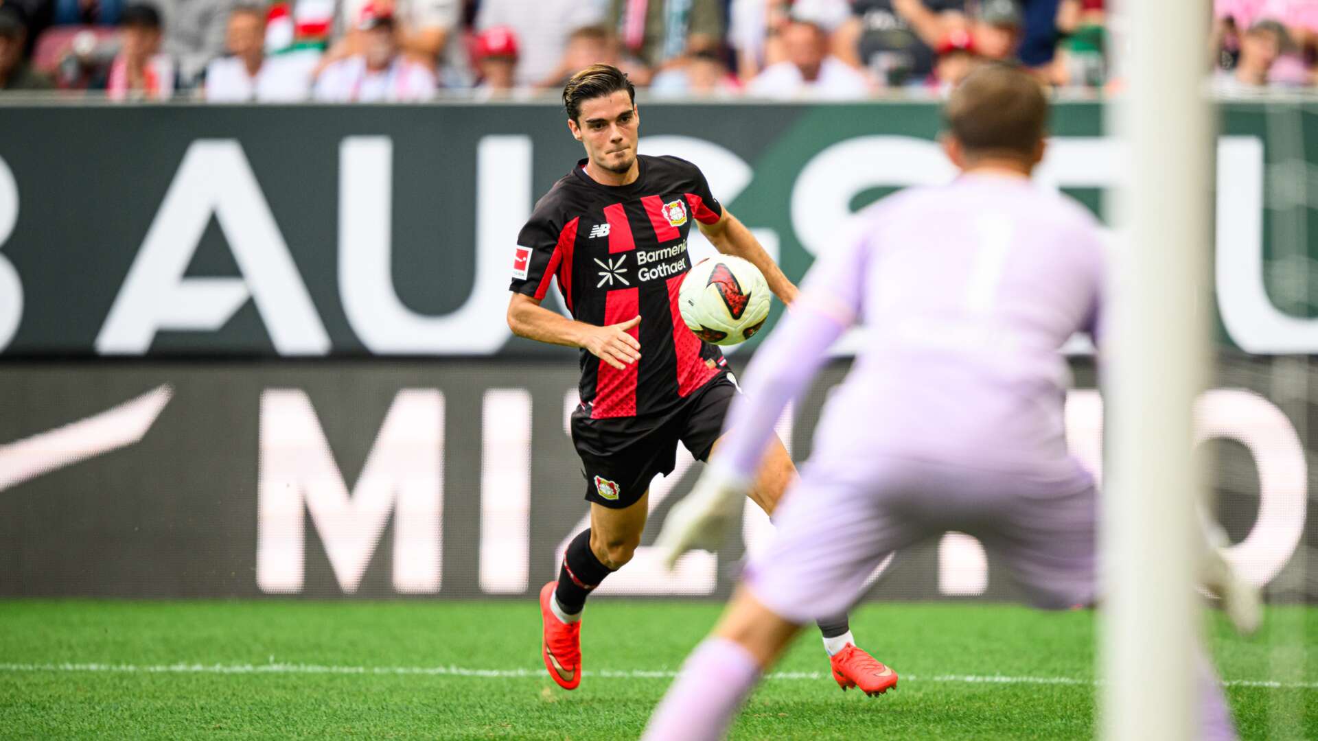 Miguel Gutiérrez mit dem Ball in Augsburg