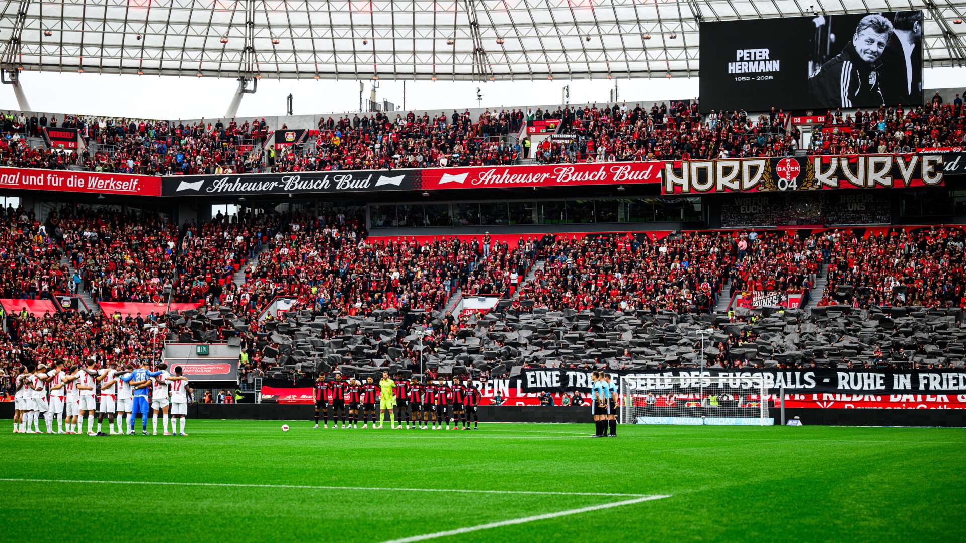 Gedenkminute in der BayArena