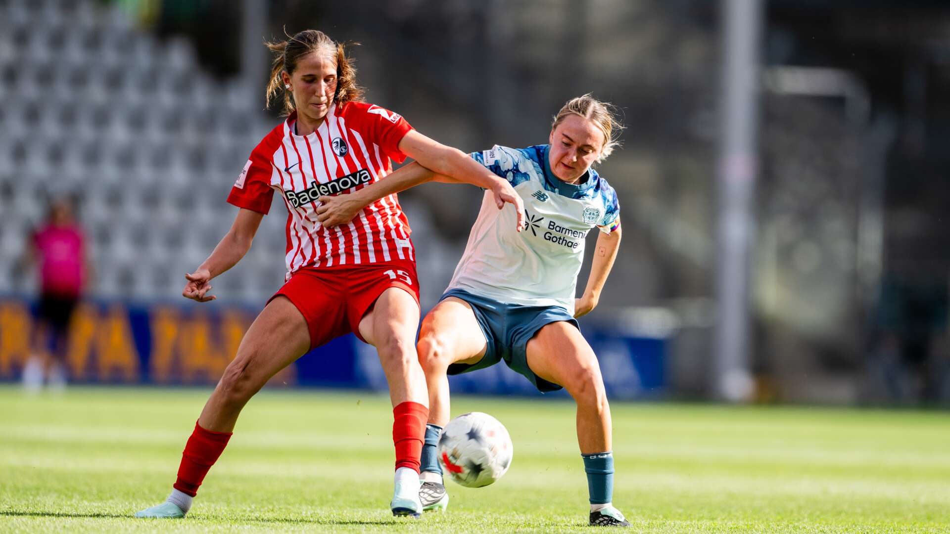 Intensive Zweikämpfe zwischen Freiburg und Leverkusen.