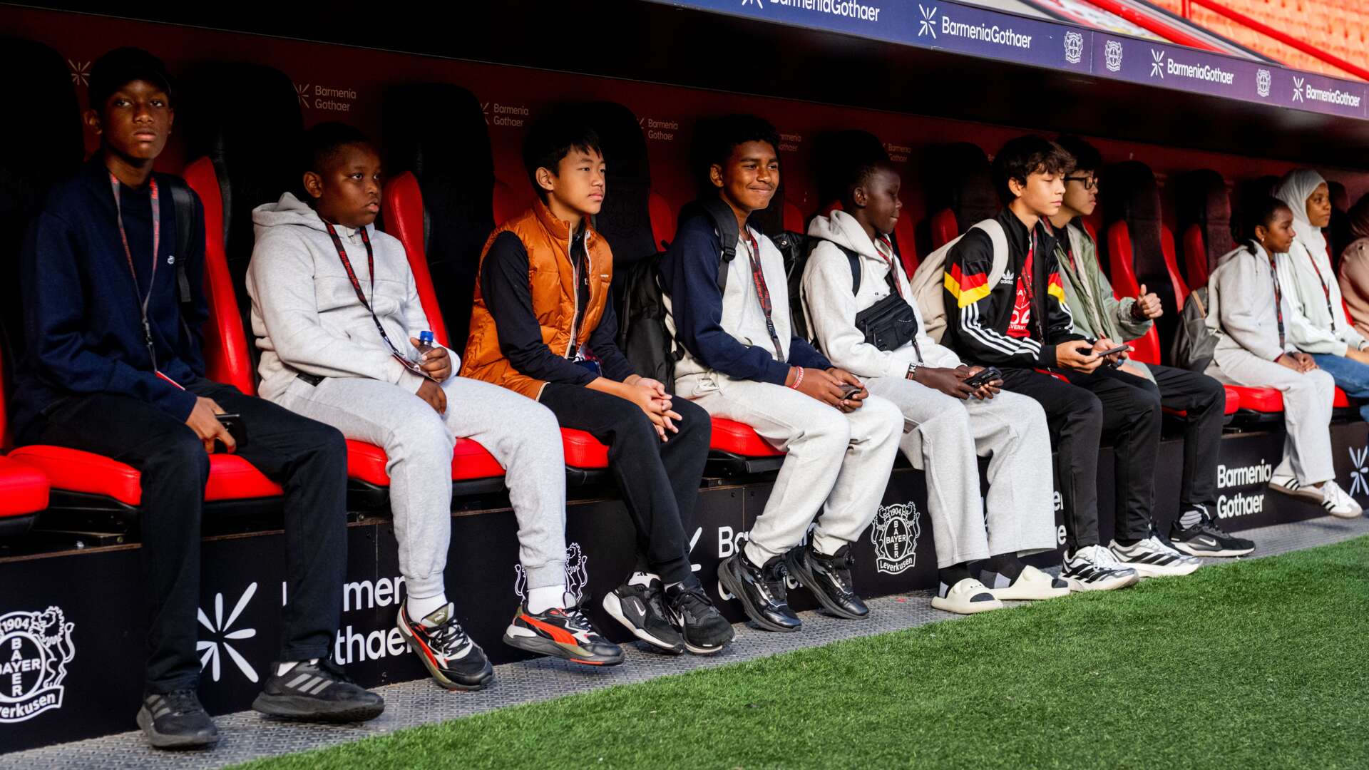 Chinesische Delegation in der BayArena