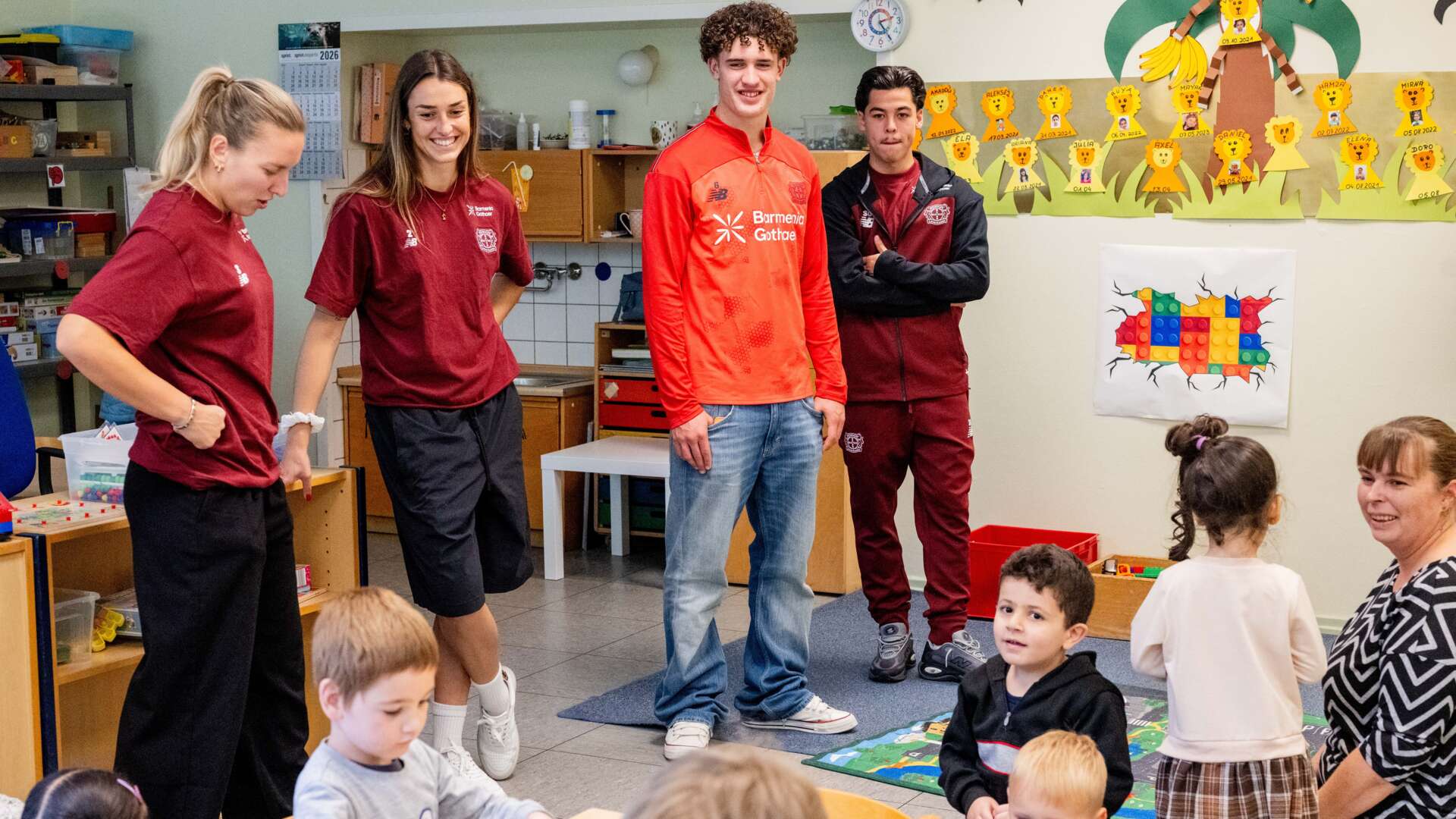 Melissa Friedrich, Selina Ostermeier, Jonah Berghoff und Boaz Barzuwa in einer Kita