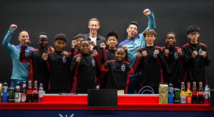 Chinesische Delegation mit Stefan Kießling