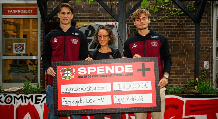 Die U19-Spieler Ben Hawighorst (r.) und Julian Leuchter (l.) mit Daniela Frühling vom Fanprojekt Leverkusen e.V.