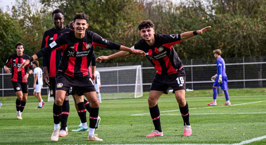 Die U17 bejubelt den Heimsieg