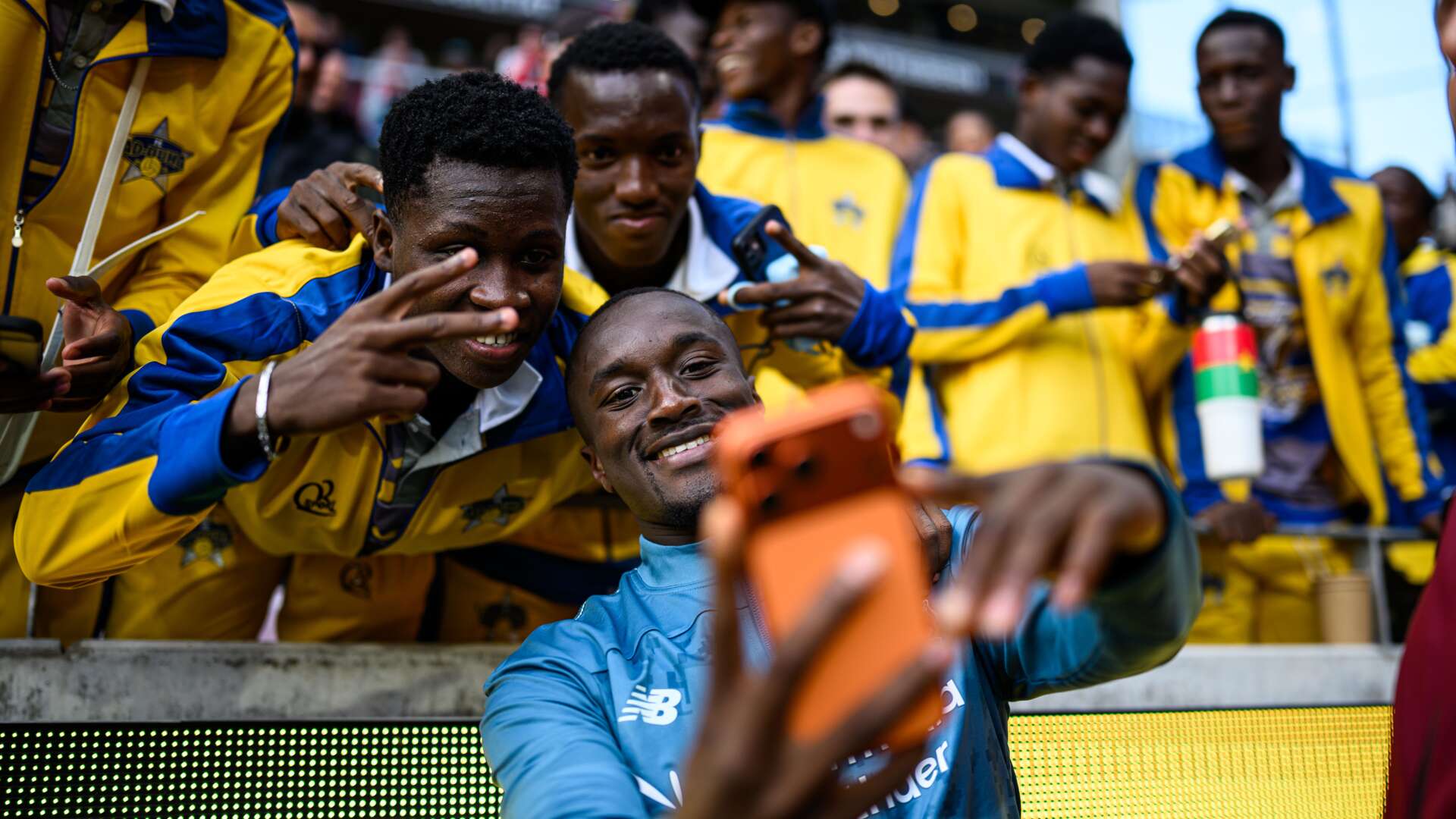 Moussa Diaby mit den Spielern von AD DUHA