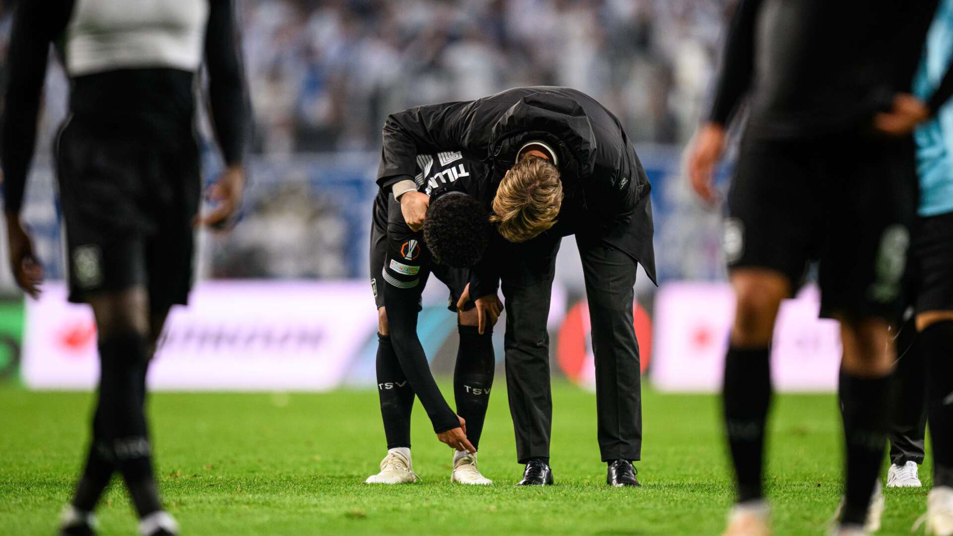 Malik Tillman und Simon Rolfes in Posen