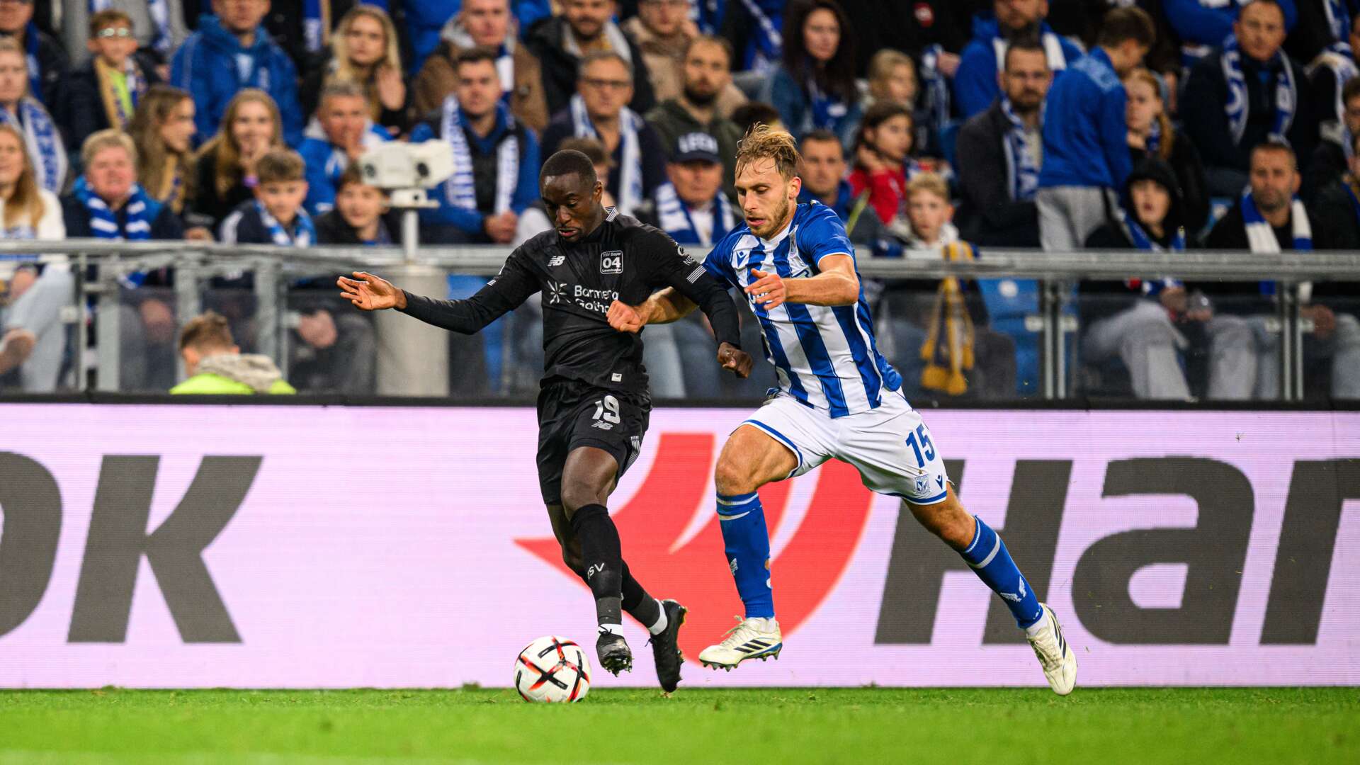 Moussa Diaby im Duell