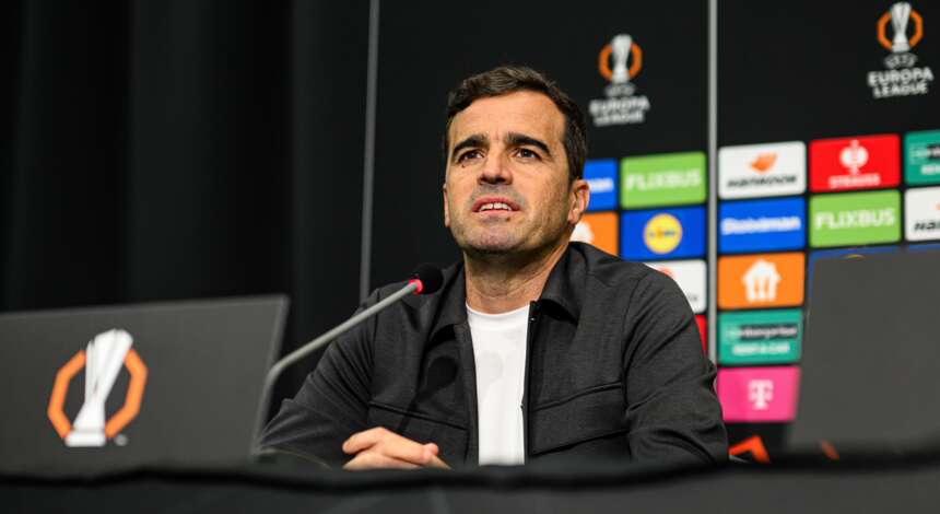 Carles Martínez auf der PK bei OFI Kreta