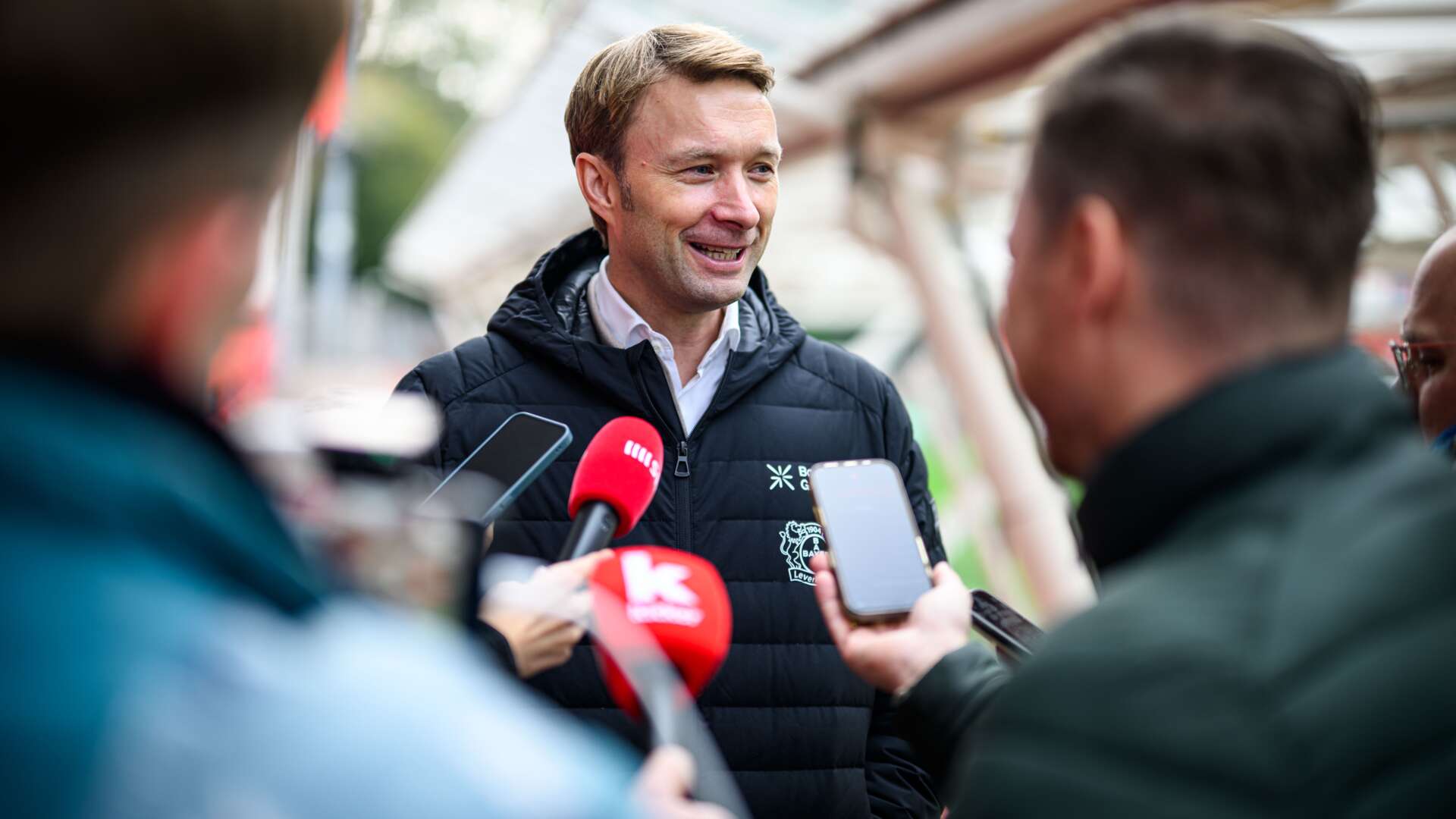 Simon Rolfes bei den Medien vor dem Abflug nach Kreta