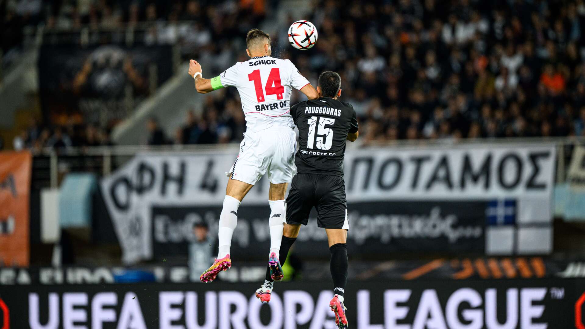 Patrik Schick im Luftduell