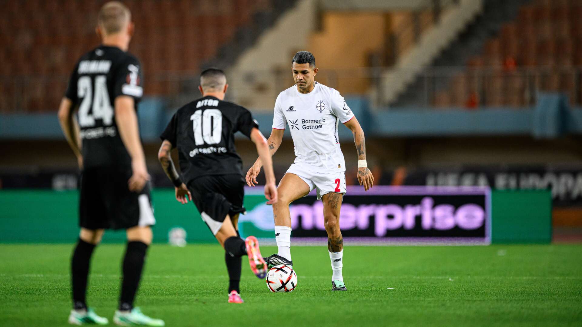 Facundo Medina mit dem Ball am Fuß