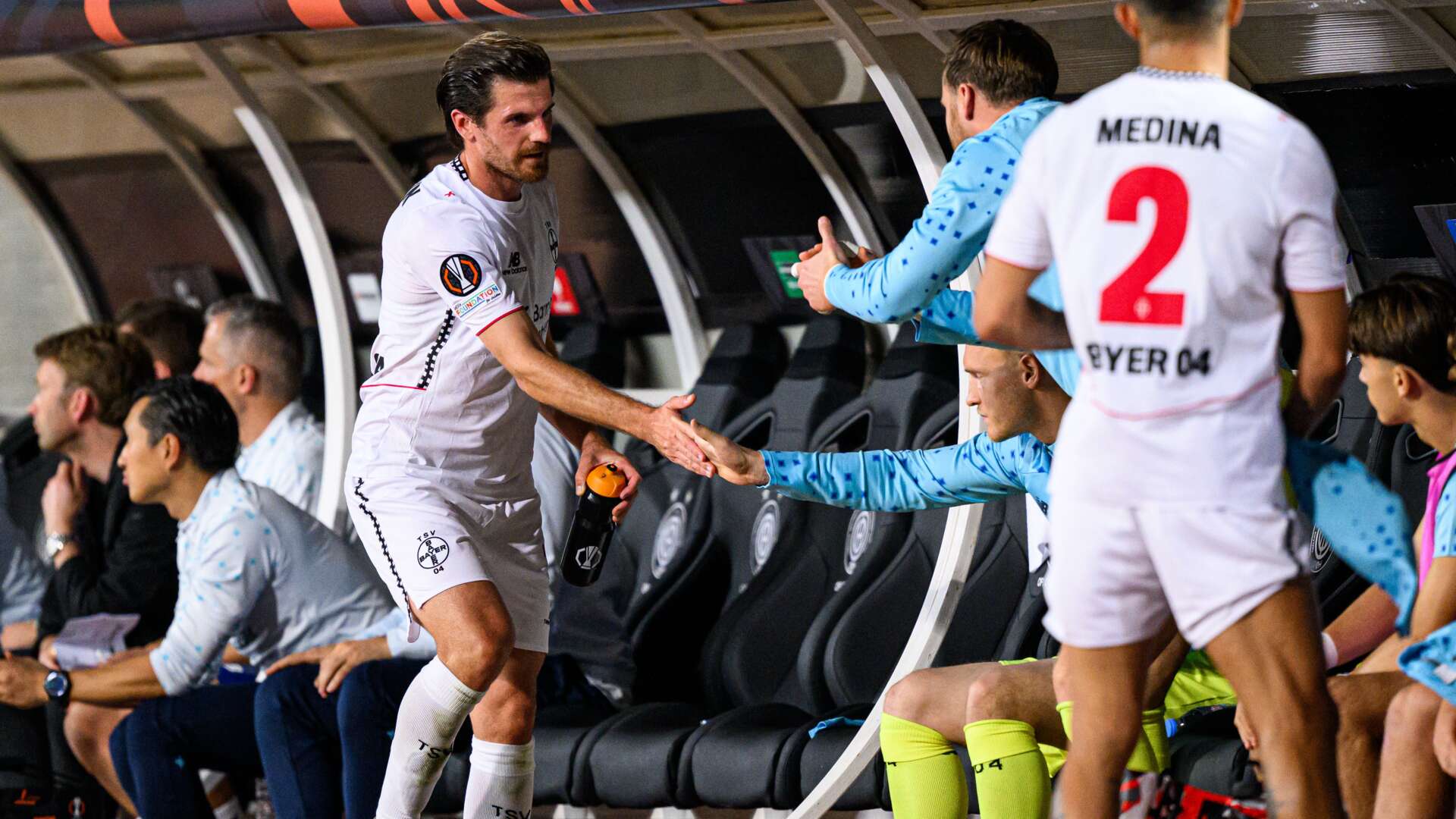 Jonas Hofmann klatscht an der Bank ab