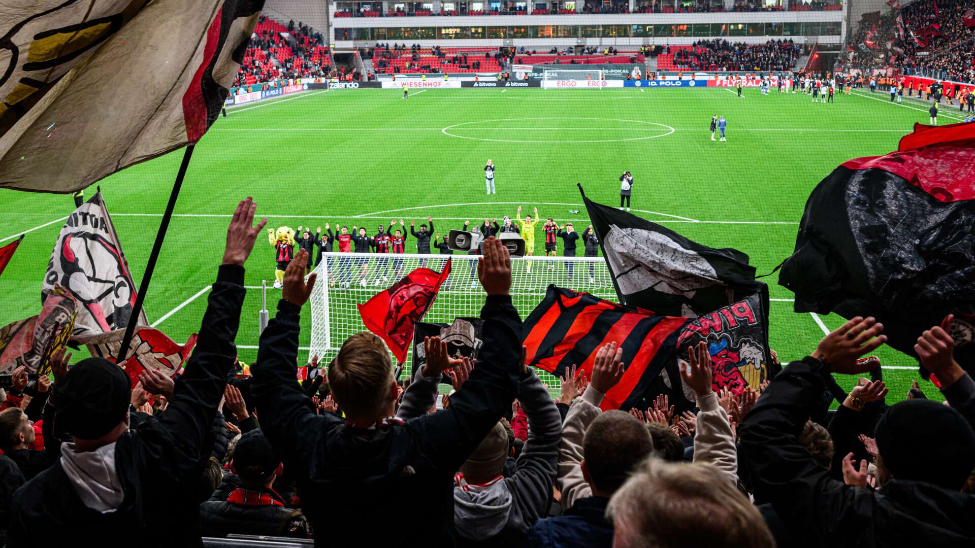 Mannschaft und Fans nach Abpfiff