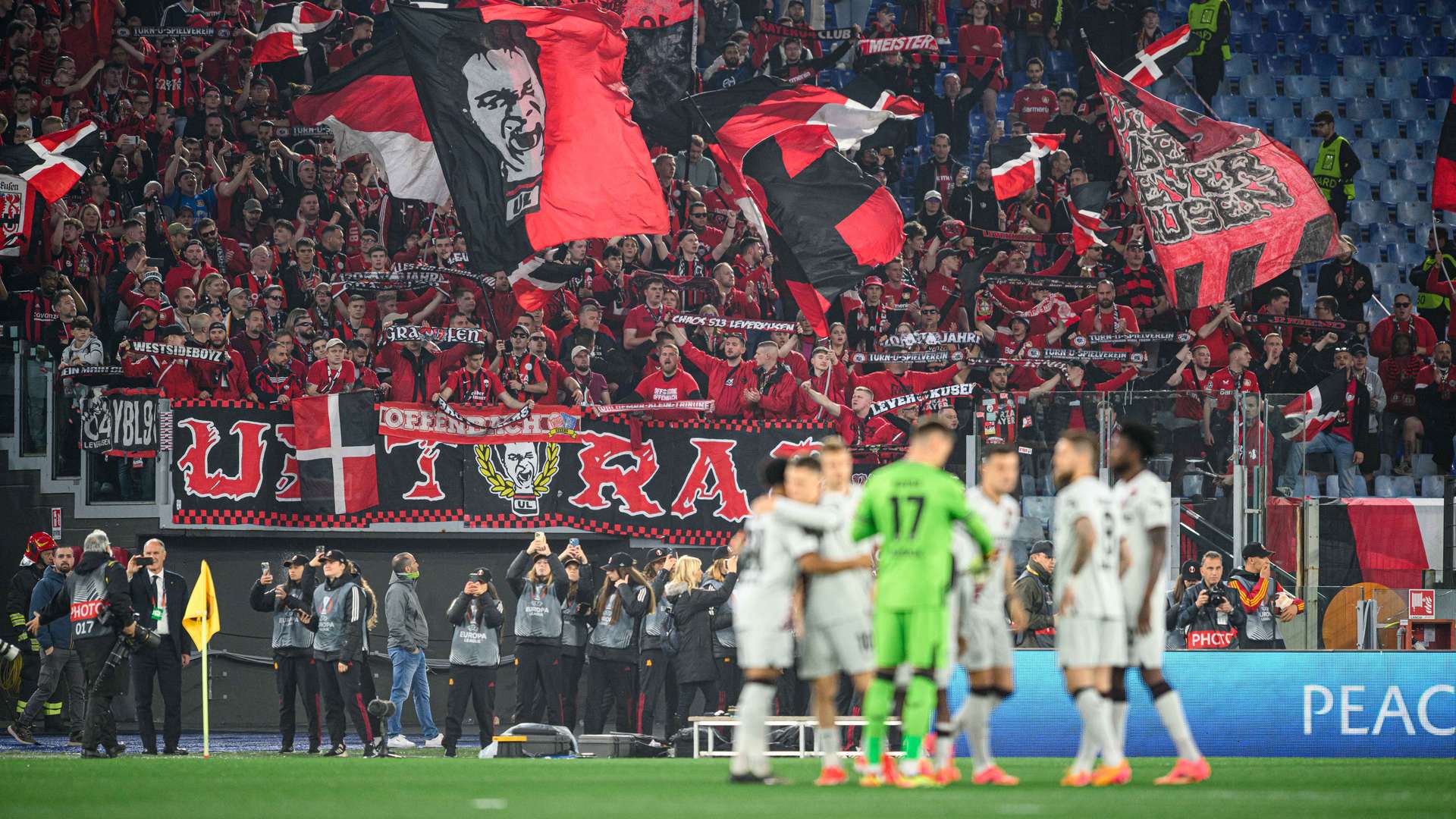 Team vor den Leverkusener Fans