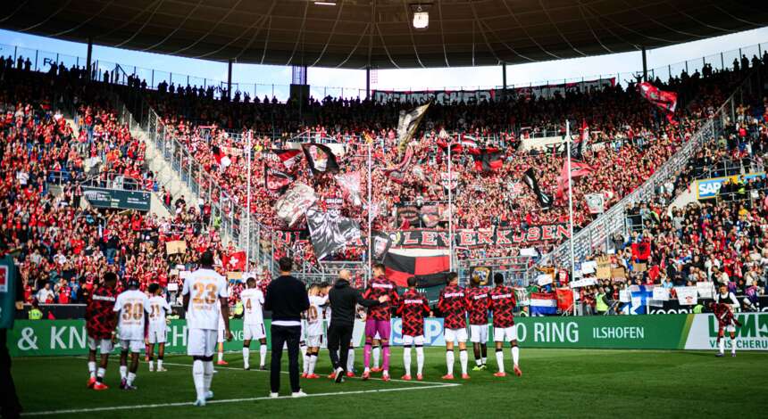 Bayer 04-Fans im Gästeblock